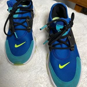 Nike snickers size 7 Y man